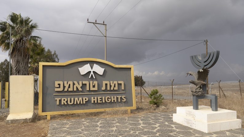 Vue sur l'entrée de la communauté du Golan Heights nommée Trump Heights le 3 novembre 2024 au Golan Heights. (Amir Levy/Getty Images)