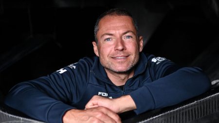 Vendée Globe 2024 : un skipper heurte un OFNI et s’ouvre l’arcade sourcilière