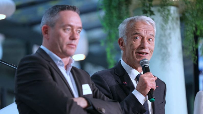 Le président du Medef Patrick Martin (à dr.) prononce un discours à côté du secrétaire général adjoint de la Confédération démocratique du travail (CFDT) Yvan Ricordeau, à Paris, le 22 novembre 2024. (THOMAS SAMSON/AFP via Getty Images)