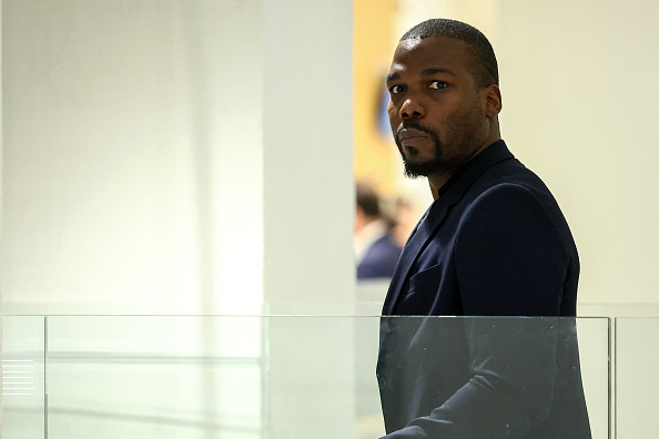 Mathias Pogba, accusé d'avoir fait pression sur son frère Paul Pogba et sa famille, retourne à son audience après une suspension au tribunal correctionnel de Paris, le 26 novembre 2024. (ANNE-CHRISTINE POUJOULAT/AFP via Getty Images)