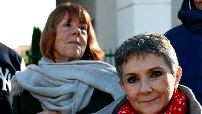 Béatrice Zavarro (à dr.), avocate de l'accusé Dominique Pelicot, devant Gisèle Pelicot (à g.) au palais de justice d'Avignon lors du procès de Dominique Pelicot, à Avignon, le 27 novembre 2024. (CHRISTOPHE SIMON/AFP via Getty Images)