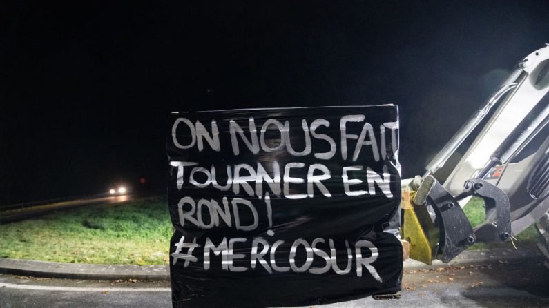 Un tracteur lors d'une nuit de mobilisation d'agriculteurs à Plouvien dans le Finistère, le 27 novembre 2024. (VINCENT FEURAY/Hans Lucas/AFP via Getty Images)