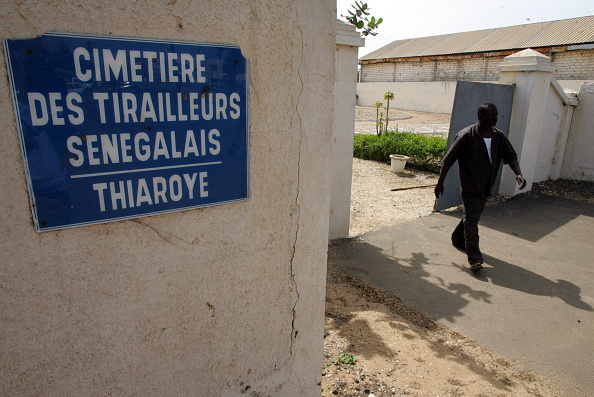 Un homme quitte le cimetière sénégalais des Tirailleurs à Thiaroye, près de Dakar. (GEORGES GOBET/AFP via Getty Images)