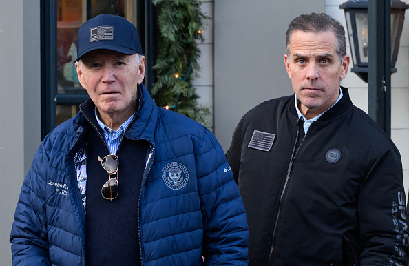 Une photo prise le 29 novembre 2024 montre le président américain Joe Biden et son fils Hunter Biden sortant d'une librairie alors qu'ils font leurs courses à Nantucket, dans le Massachusetts, le 29 novembre 2024. (MANDEL NGAN/AFP via Getty Images)