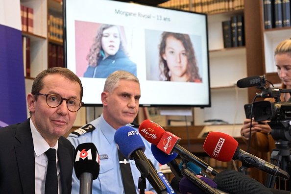 Le procureur de la République de Saint-Brieuc, Nicolas Heitz (à g.) et le commandant de la gendarmerie des Côtes-d'Armor, le colonel Stéphane Privat (à dr.), lors d'une conférence de presse au palais de justice de Saint-Brieuc. (DAMIEN MEYER/AFP via Getty Images)