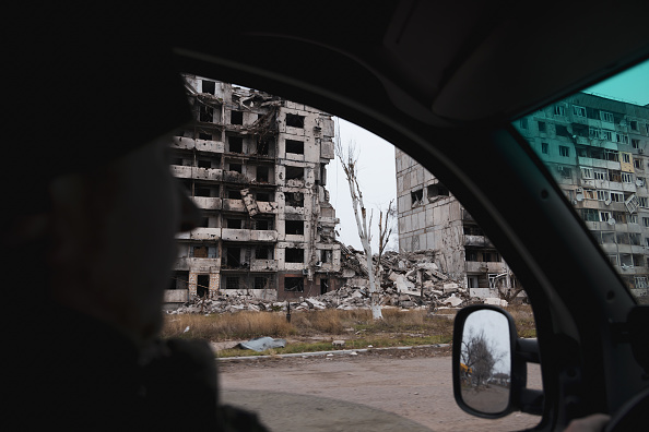 Ruines de la ville d'Orikhiv, près de la ligne de front, à travers la fenêtre d'une voiture militaire le 2 décembre 2024 à Zaporizhzhia, en Ukraine. (Nikoletta Stoyanova/Getty Images)