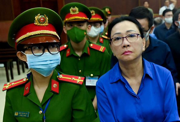 Le magnat vietnamien de l'immobilier Truong My Lan (à dr.) au tribunal à Ho Chi Minh ville le 3 décembre 2024. (STR/AFP via Getty Images)