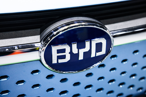  Le logo de BYD. (Lauren DeCicca/Getty Images)