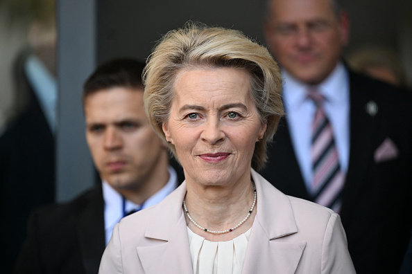 Ursula von der Leyen sort après une réunion avec le président uruguayen Luis Lacalle à la Torre Ejecutiva, à Montevideo, le 5 décembre 2024. (EITAN ABRAMOVICH/AFP via Getty Images)