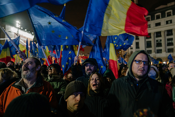 Des personnes participent au rassemblement « Romania Hopes », le 5 décembre 2024 à Bucarest en Roumanie. (Andrei Pungovschi/Getty Images)