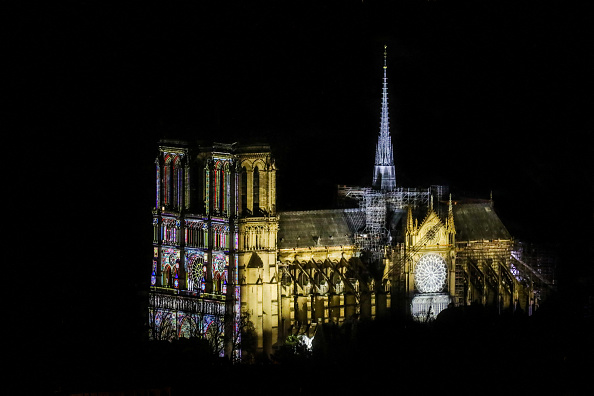 Spectacle de lumière projeté sur la façade de la cathédrale Notre-Dame de Paris, le 7 décembre 2024. (Photo MAEVA DESTOMBES/Hans Lucas/AFP via Getty Images)