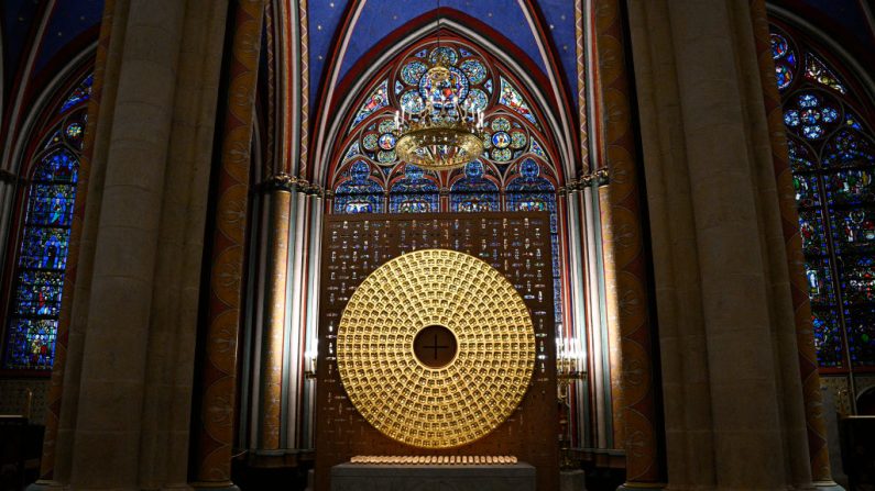 Le reliquaire de la couronne d'épines conçu par l'artiste français Sylvain Dubuisson à la cathédrale Notre-Dame de Paris, le 8 décembre 2024. (Photo : JULIEN DE ROSA/AFP via Getty Images)