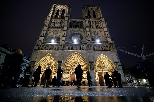 Des personnes arrivent pour assister à une deuxième messe, ouverte au public, à la cathédrale Notre-Dame de Paris le jour de sa réouverture, à Paris le 8 décembre 2024. (Photo LUDOVIC MARIN/AFP via Getty Images)