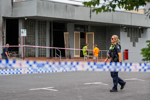 Un officier de police passe devant la synagogue Adass Israel le 06 décembre 2024 à Melbourne, Australie. L'incendie criminel de cette synagogue a contraint les fidèles à fuir alors que les flammes engloutissaient le bâtiment tôt ce vendredi matin. Le Premier ministre Anthony Albanese a condamné l'incident comme un acte antisémite, soulignant qu'une telle violence dans un lieu de culte est inacceptable en Australie. (Photo par Asanka Ratnayake/Getty Images)