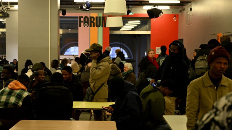 Des personnes assistent à une action d'occupation du centre culturel de la Gaîté Lyrique par le Collectif des jeunes du Parc de Belleville pour l'hébergement des mineurs isolés en exil (MNA) à Paris, le 11 décembre 2024. (Photo : GREGOIRE CAMPIONE/AFP via Getty Images)