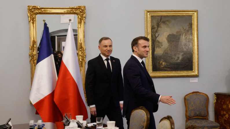 Le président polonais Andrzej Duda (à g.) accueille le président français Emmanuel Macron au palais présidentiel de Varsovie, en Pologne, le 12 décembre 2024. 
 (WOJTEK RADWANSKI/AFP via Getty Images)