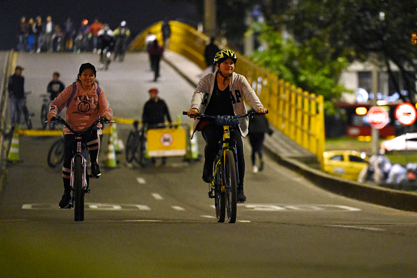 Des cyclistes roulent dans une rue lors d'une journée hebdomadaire  "ciclovia" sans voitures à Bogota, le 12 décembre 2024 dans le cadre d'une manifestation d'un jour contre la culture automobile. (PABLO VERA/AFP via Getty Images)