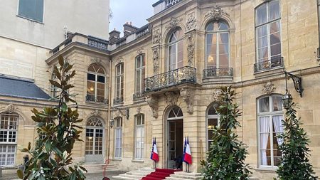 Premier ministre : François Bayrou quitte l’Élysée par une porte dérobée, tandis qu’une passation de pouvoir est attendue en fin de matinée