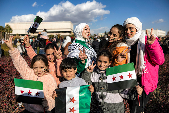 Des enfants sur la place des Omeyyades dans le centre de Damas, le 13 décembre 2024. (SAMEER AL-DOUMY/AFP via Getty Images)