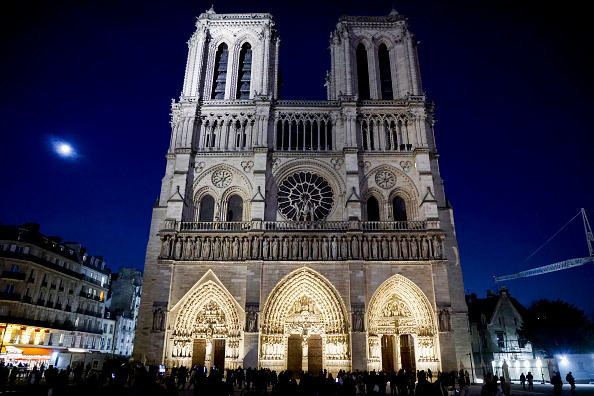 Notre-Dame de Paris : les premières messes de Noël résonnent dans la cathédrale restaurée