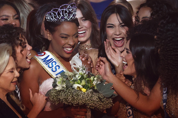 Angélique Angarni-Filopon, nouvellement élue Miss France 2025, fête sa victoire au concours de beauté Miss France 2025 à l'Arena Futuroscope de Chasseneuil-du-Poitou, le 14 décembre 2024.  (ROMAIN PERROCHEAU/AFP via Getty Images)