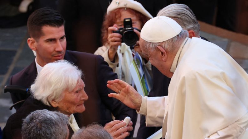 Le pape François bénit la personne la plus âgée d'Ajaccio, 108 ans, le 15 décembre 2024. (Photo : PASCAL POCHARD-CASABIANCA/AFP via Getty Images)