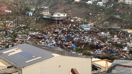 Cyclone à Mayotte : « On craint que plus de 200 membres de la Croix-Rouge soient portés disparus, on n’a aucun contact avec eux »