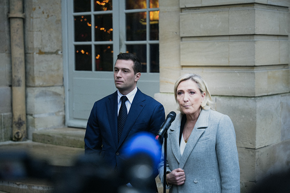 Marine Le Pen, présidente du groupe RN à l'Assemblée nationale, et Jordan Bardella, président du RN, s'adressent aux médias à l'Hôtel Matignon après une consultation avec le Premier ministre François Bayrou, le 16 décembre 2024. (Photo DANIEL DORKO/Hans Lucas/AFP via Getty Images)