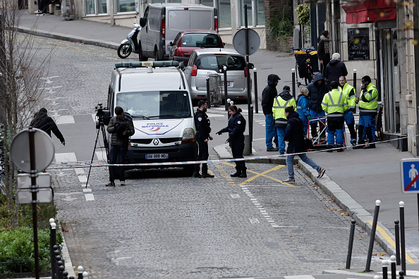 Des policiers se tiennent devant le lycée Rodin dans le 13e arrondissement de Paris, le 17 décembre 2024. (STEPHANE DE SAKUTIN/AFP via Getty Images)