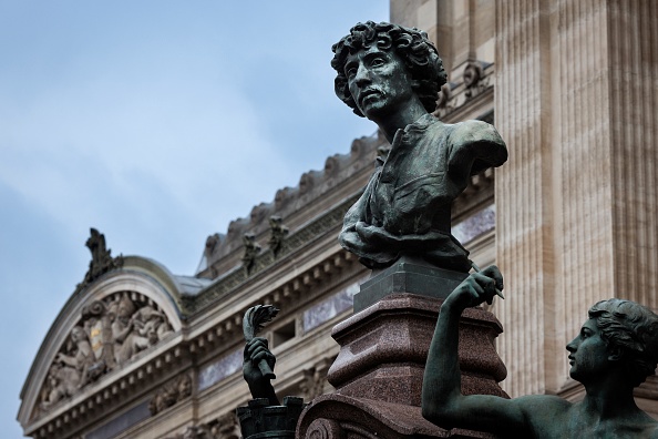 Cette photographie montre le buste représentant Charles Garnier, architecte du Palais Garnier à l'extérieur du bâtiment à Paris le 9 décembre 2024. Inauguré le 5 janvier 1875 et classé monument historique, le Palais Garnier fêtera ses 150 ans, il abrite une partie de l'Opéra de Paris qui présente sur scène des ballets et des œuvres lyriques. (JOEL SAGET/AFP via Getty Images)