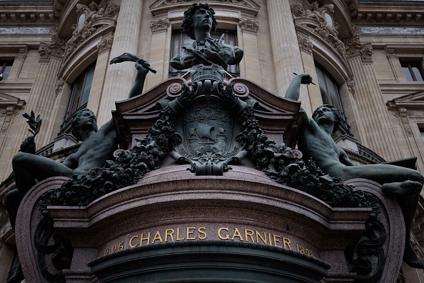 Cette photographie montre le buste représentant Charles Garnier, architecte du Palais Garnier à l'extérieur du bâtiment à Paris le 9 décembre 2024. Inauguré le 5 janvier 1875 et classé monument historique, le Palais Garnier fêtera ses 150 ans, il abrite une partie de l'Opéra de Paris qui présente sur scène des ballets et des œuvres lyriques. (JOEL SAGET/AFP via Getty Images)