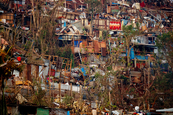 Les dégâts causés par le cyclone Chido dans un bidonville à Mamoudzou, à Mayotte, le 17 décembre 2024. (DIMITAR DILKOFF/AFP via Getty Images)