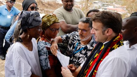 « De l’eau », des « aides » : Emmanuel Macron est interpellé dès sa descente d’avion, à Mayotte, par des habitants désespérés