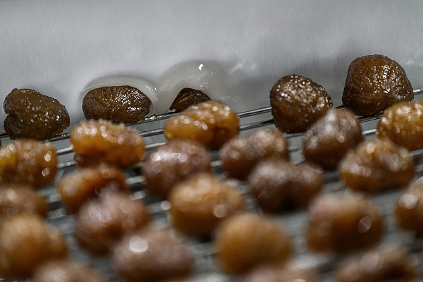 Un glaçage recouvre des marrons dans l'usine Clément Faugier, à Privas. (JEFF PACHOUD/AFP via Getty Images)