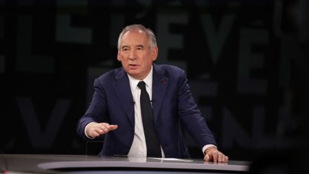 Retraites : François Bayrou promet de soumettre au Parlement un accord même partiel pour éviter la censure du PS