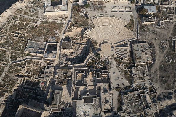 Cette vue aérienne montre la Citadelle surplombant la ville d'Alep le 17 décembre 2024. La vieille ville d'Alep, classée au patrimoine mondial de l'UNESCO depuis 1986, a été dévastée pendant le conflit qui a débuté en 2011, avec des batailles intenses entre les forces syriennes et les rebelles de 2012 à 2016, laissant sa population de 2,1 millions d'habitants presque vidée après un siège brutal. (OZAN KOSE/AFP via Getty Images)
