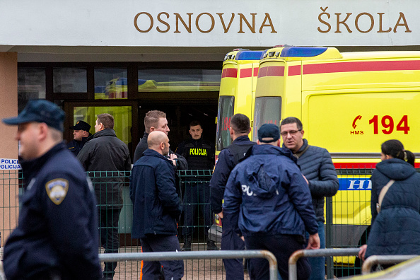 Des policiers et des unités d'urgence gardent l'entrée de l'école primaire « Precko » après une attaque à l'arme blanche à Zagreb le 20 décembre 2024. (STRINGER/AFP via Getty Images)