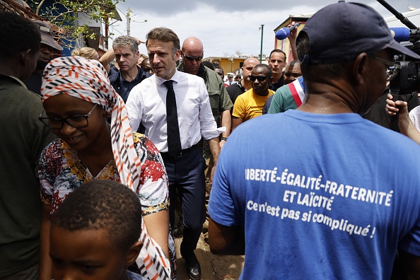 Emmanuel Macron visite un quartier privé d'électricité et d'eau à Tsingoni, à Mayotte, le 20 décembre 2024. (LUDOVIC MARIN/POOL/AFP via Getty Images)