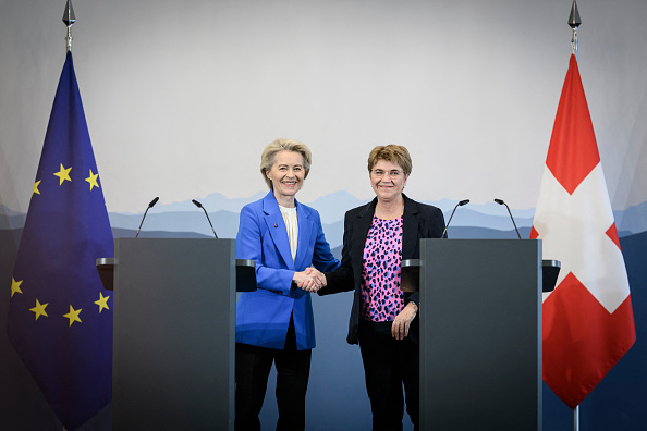 La Présidente de la Confédération Viola Amherd (à dr.) serre la main de la présidente de la Commission européenne Ursula von der Leyen après une déclaration à Berne le 20 décembre 2024. (Photo FABRICE COFFRINI/AFP via Getty Images)