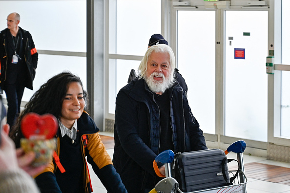 Paul WATSON et Lamya ESSEMLALI sortent de l'aéroport Charles de Gaulle à Paris, le 20 décembre 2024. (Photo MATTHIEU DELATY/Hans Lucas/AFP via Getty Images)