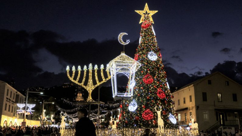 Un sapin de Noël illuminé, une lanterne du Ramadan et une ménorah de Hanoukka sont exposés dans le quartier de la colonie allemande à Haïfa, au nord d'Israël, le 21 décembre 2024. (AHMAD GHARABLI/AFP via Getty Images)