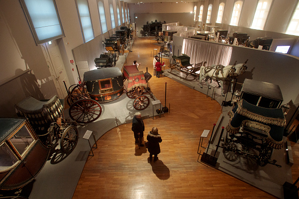 Des voitures sont photographiées dans une salle d'exposition du musée du château impérial des voitures (Wagenburg) du château de Schönbrunn à Vienne, le 5 décembre 2024. (ALEX HALADA/AFP via Getty Images)