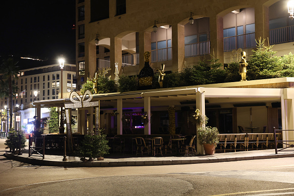 Une photo du bar « Le Lamparo » prise le 24 décembre 2024, où un homme a été tué par balle et six autres personnes blessées dans la nuit du 23 décembre 2024, à Ajaccio en Corse. (PASCAL POCHARD-CASABIANCA/AFP via Getty Images)