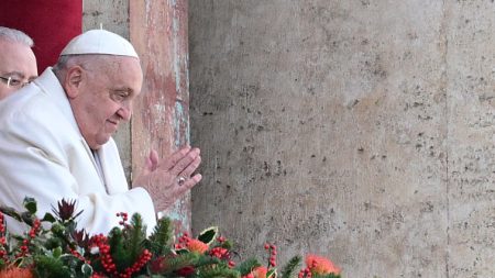 Pour Noël, le pape François appelle à « faire taire les armes » dans le monde