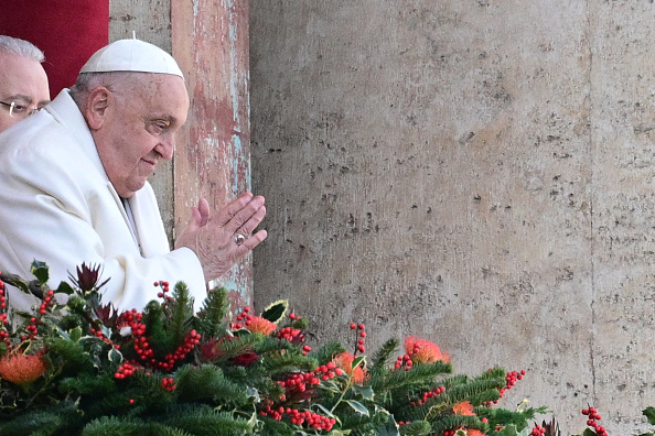 Le pape François depuis le balcon principal de la basilique Saint-Pierre après le message Urbi et Orbi et la bénédiction à la ville et au monde, sur la place Saint-Pierre au Vatican, le 25 décembre 2024. (TIZIANA FABI/AFP via Getty Images)