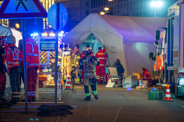 Une voiture a foncé sur la foule d'un marché de Noël le 20 décembre dans la ville allemande de Magdebourg, faisant deux morts et plus de 60 blessés. (Photo Craig Stennett/Getty Images)