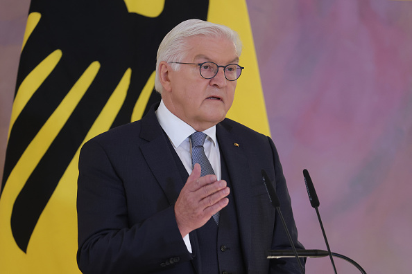 Le président allemand Frank-Walter Steinmeier s'adresse aux médias après avoir officiellement dissous le parlement allemand le 27 décembre 2024 à Berlin, en Allemagne. (Michele Tantussi/Getty Images)