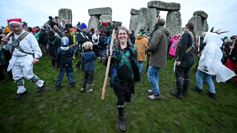 Des visiteurs célèbrent le solstice d'hiver à Stonehenge le 21 décembre 2024 dans le Wiltshire, en Angleterre. (Finnbarr Webster/Getty Images)