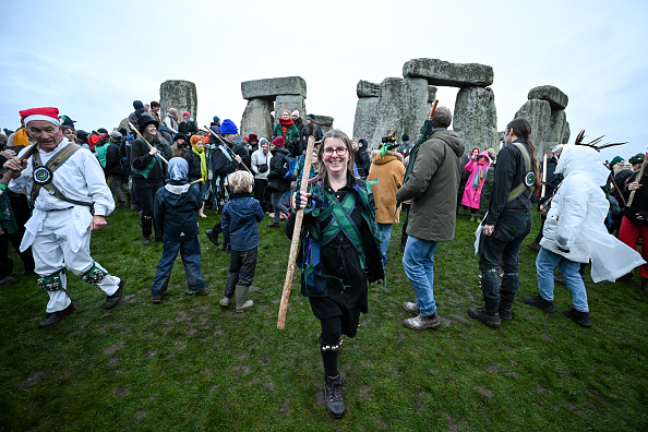 Des milliers de personnes célèbrent le solstice d'hiver à Stonehenge, perpétuant une tradition millénaire