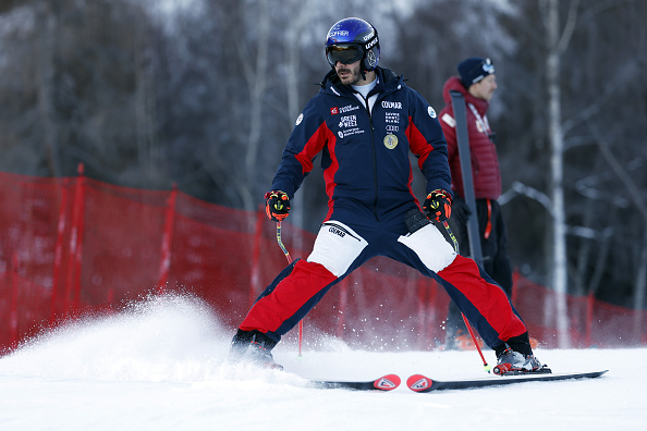 Cyprien Sarrazin inspecte le parcours lors de l'entraînement de la descente de la Coupe du monde Audi FIS de ski alpin le 27 décembre 2024 à Bormio, en Italie. (Christophe Pallot/Agence Zoom/Getty Images)